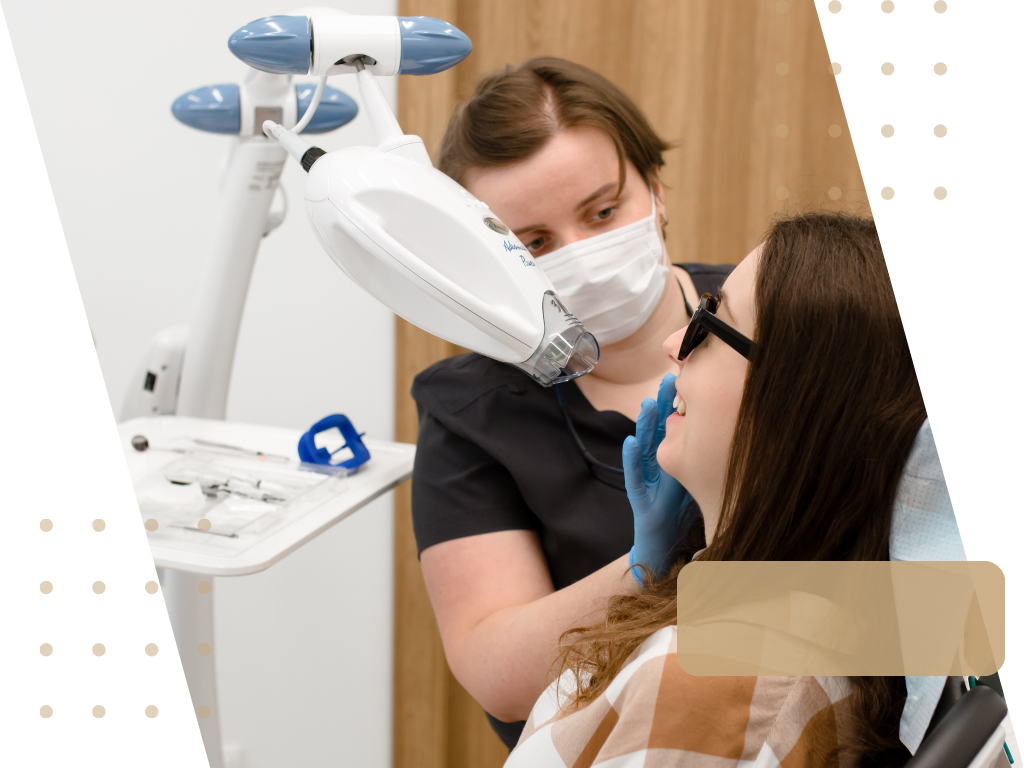 Zabieg wybielania zębów. Klinika Akademii Stomatologii w Łodzi